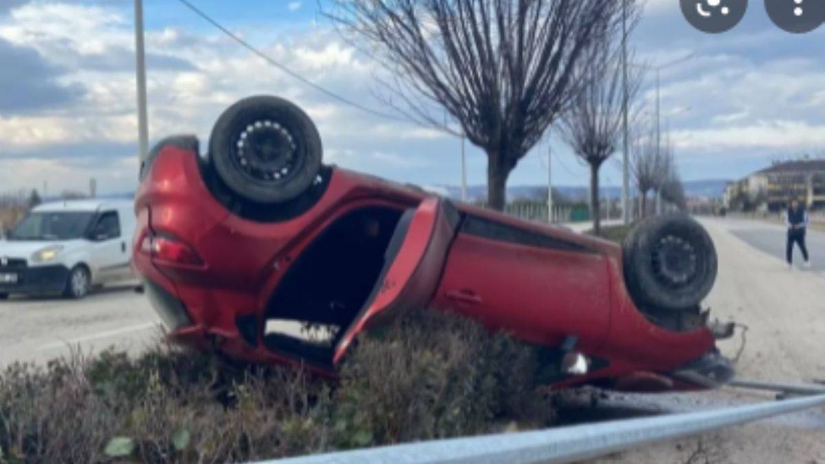 Direksiyon hakimiyetini kaybetti... Aydınlatma direğine çarparak durabildi