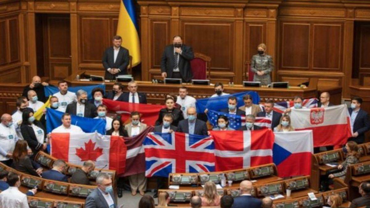 Ukrayna milletvekilleri destek veren ülkelerin bayraklarını açtı
