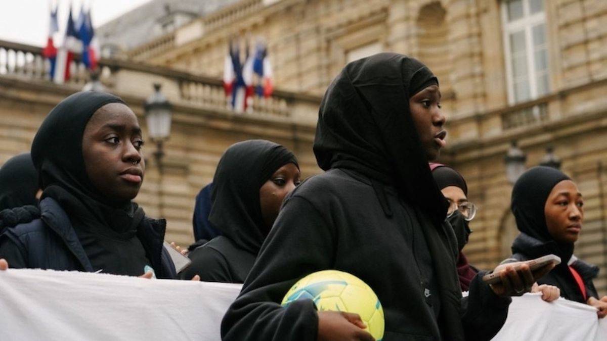 Fransa'da Müslüman kadın futbolcular, başörtüsü yasağına meydan okudu