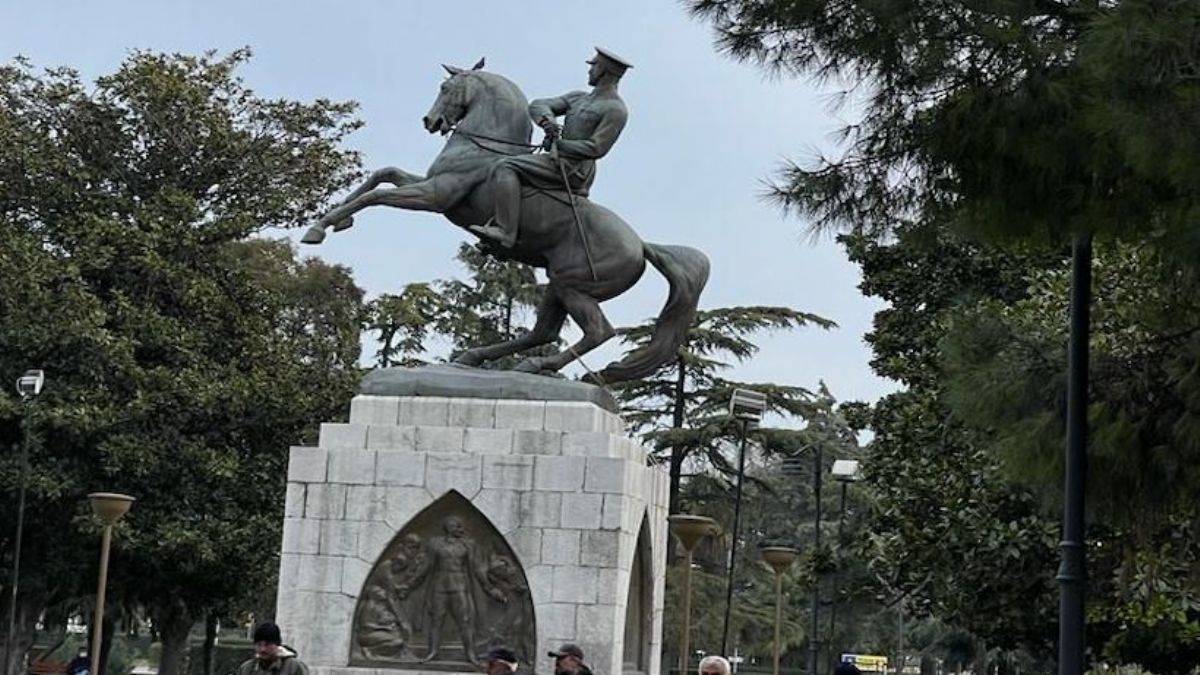 Atatürk Anıtı'na halat bağlayan 2 şüpheliye gözaltı