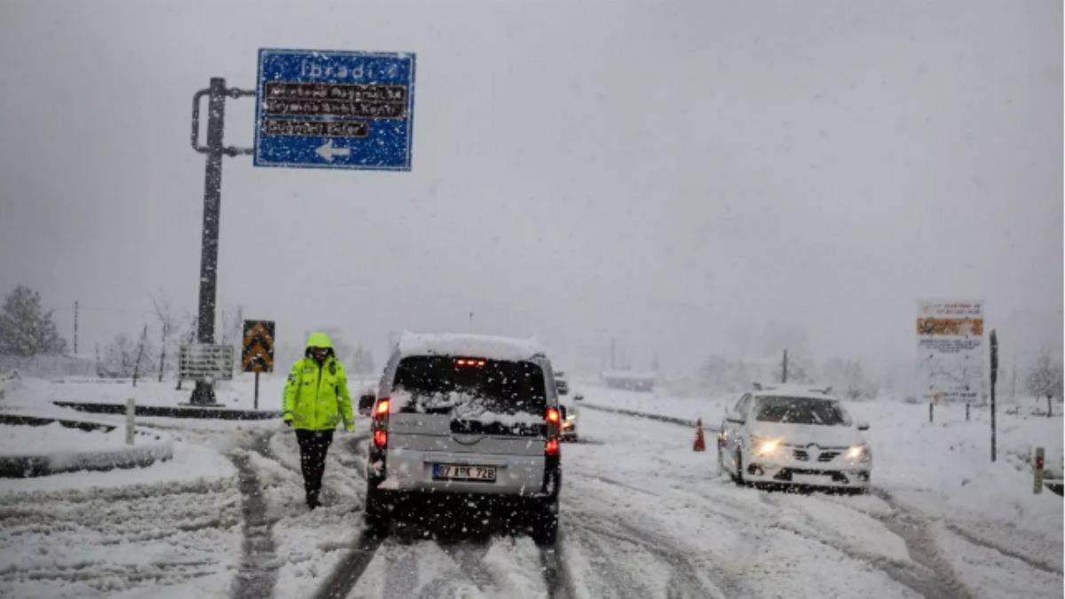Antalya-Konya yolu trafiğe kapatıldı