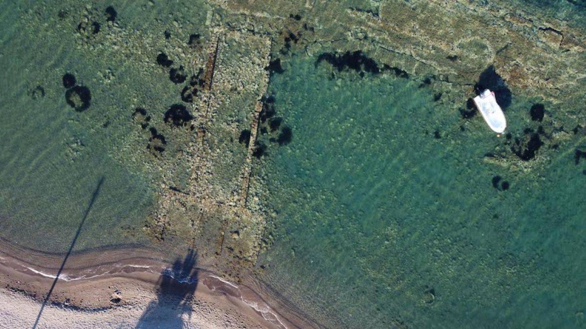 Yüzerken Atarneus Antik Kenti'nin limanını buldu