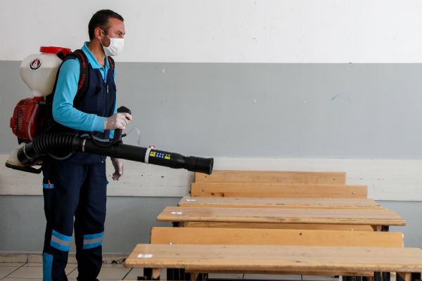 Sincan Belediyesi yarı yıl tatilinde okulları dezenfekte etti