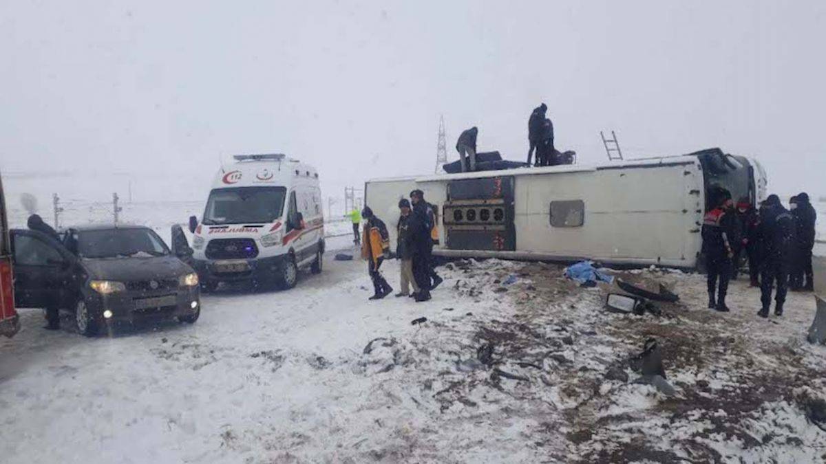 Yozgat'ta yolcu otobüsü devrildi: 1 ölü, 34 yaralı