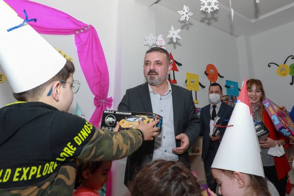 Sincan Belediye Başkanı Murat Ercan'dan çocuklara sürpriz ziyaret