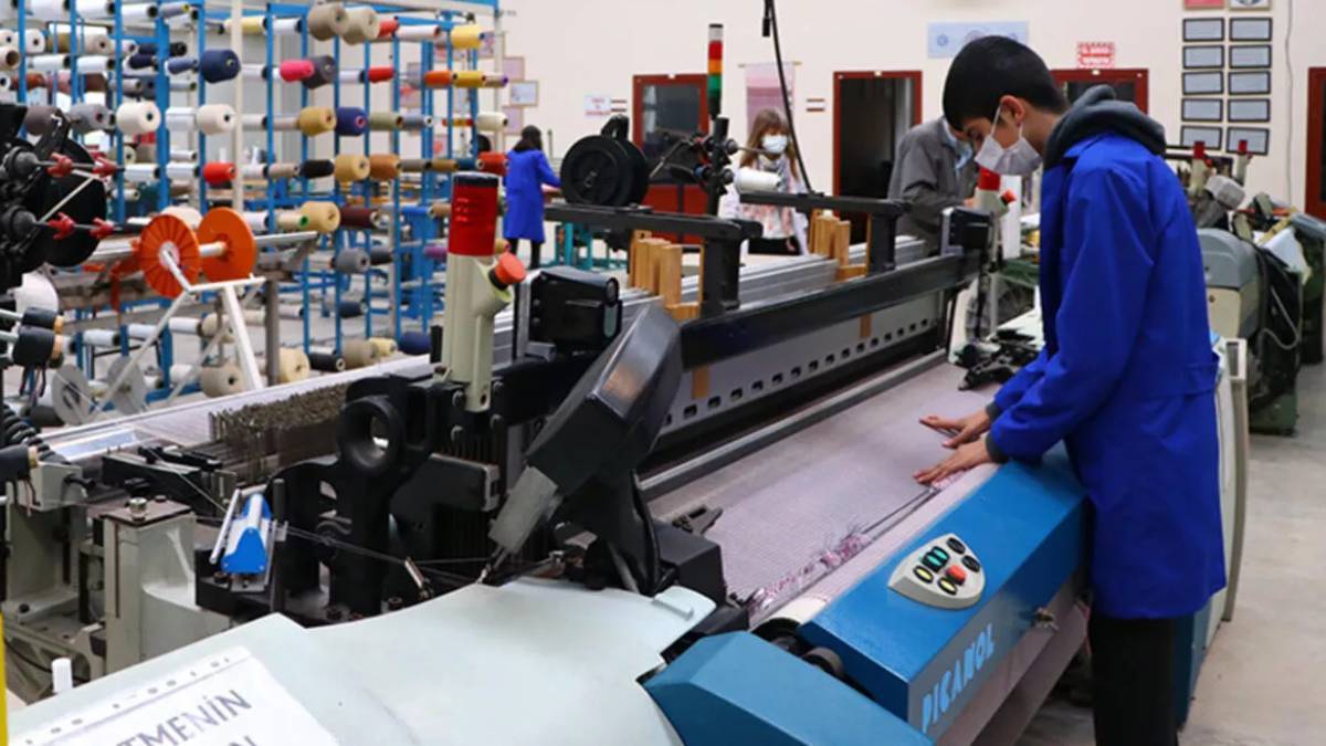 İş garantili mesleki eğitim merkezi kayıtları ne zaman başlayacak? Lise-Üniversite mesleki eğitim programı ne kadar sürecek?