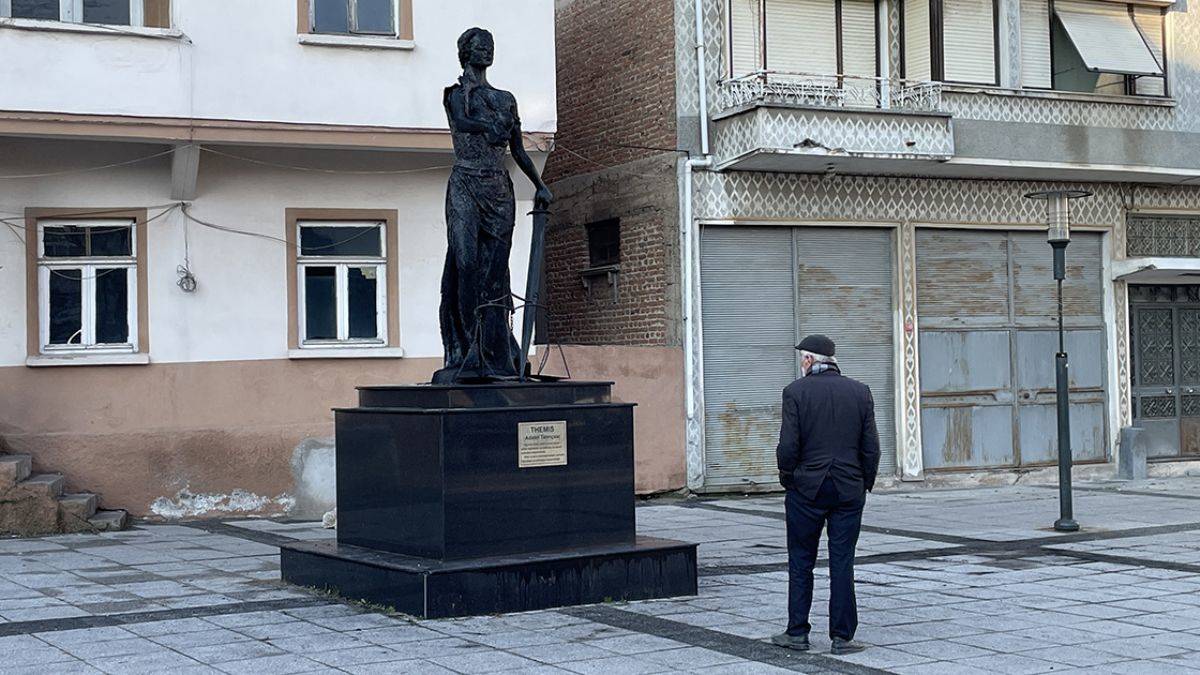 Edirne'de Adalet Anıtı ateşe verildi; Valilikten açıklama