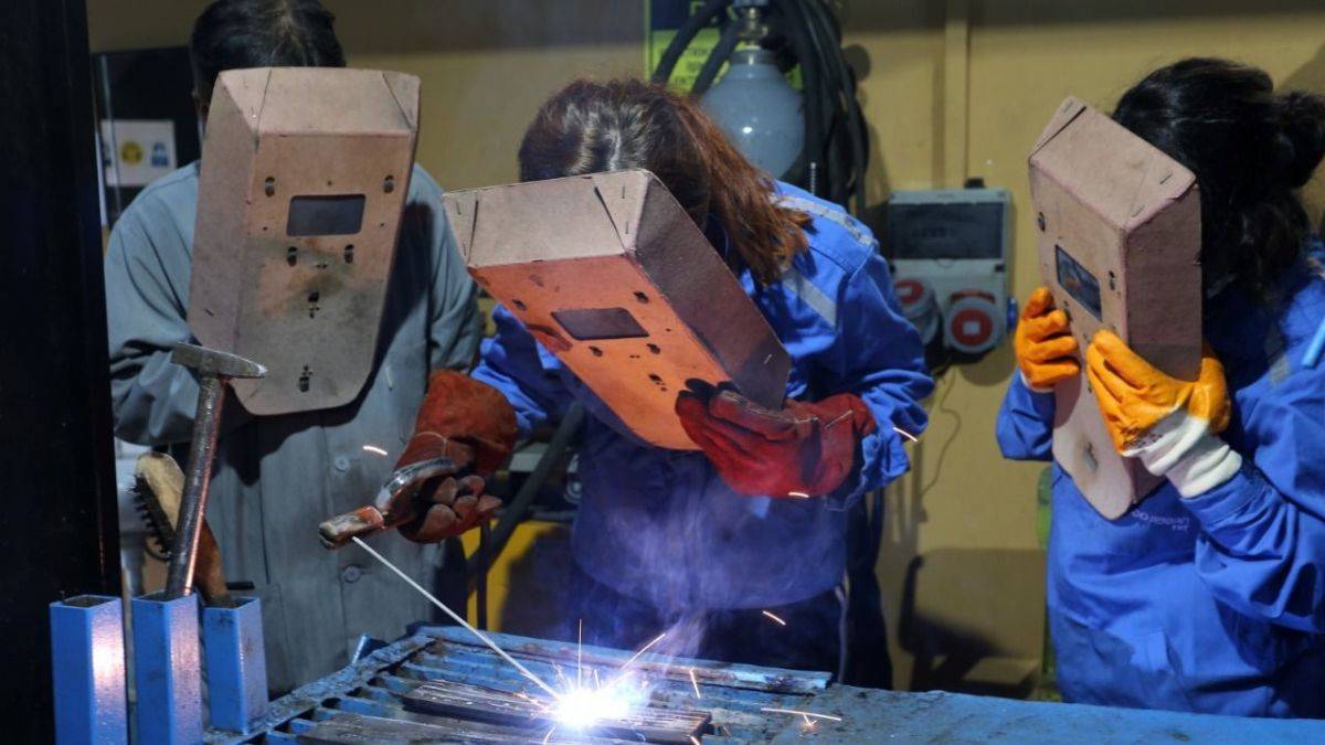 Lise ve üniversite mezunu gençler altı aylık kursla iş sahibi olacaklar