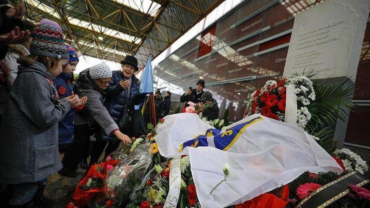 Bosna'daki pazar yeri katliamı kurbanları törenle anıldı