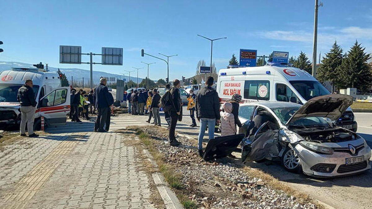 Ambulans ile iki araç çarpıştı: 10 yaralı