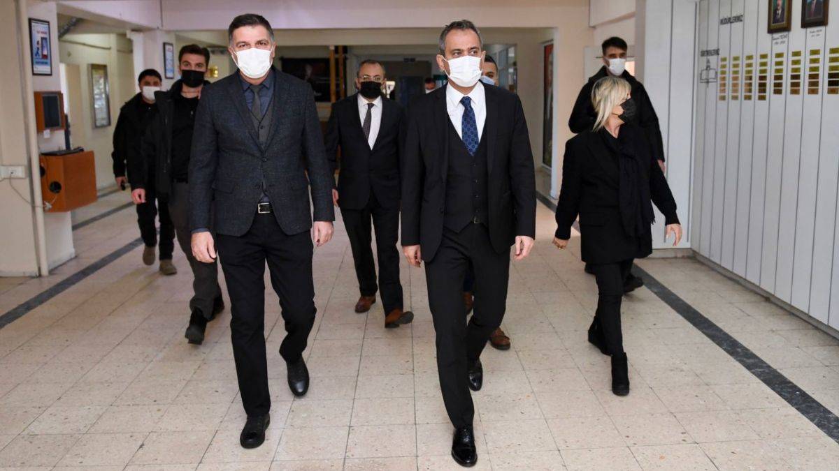 Millî Eğitim Bakanı Mahmut Özer, Zonguldak'ta çeşitli okullarda incelemelerde bulundu.