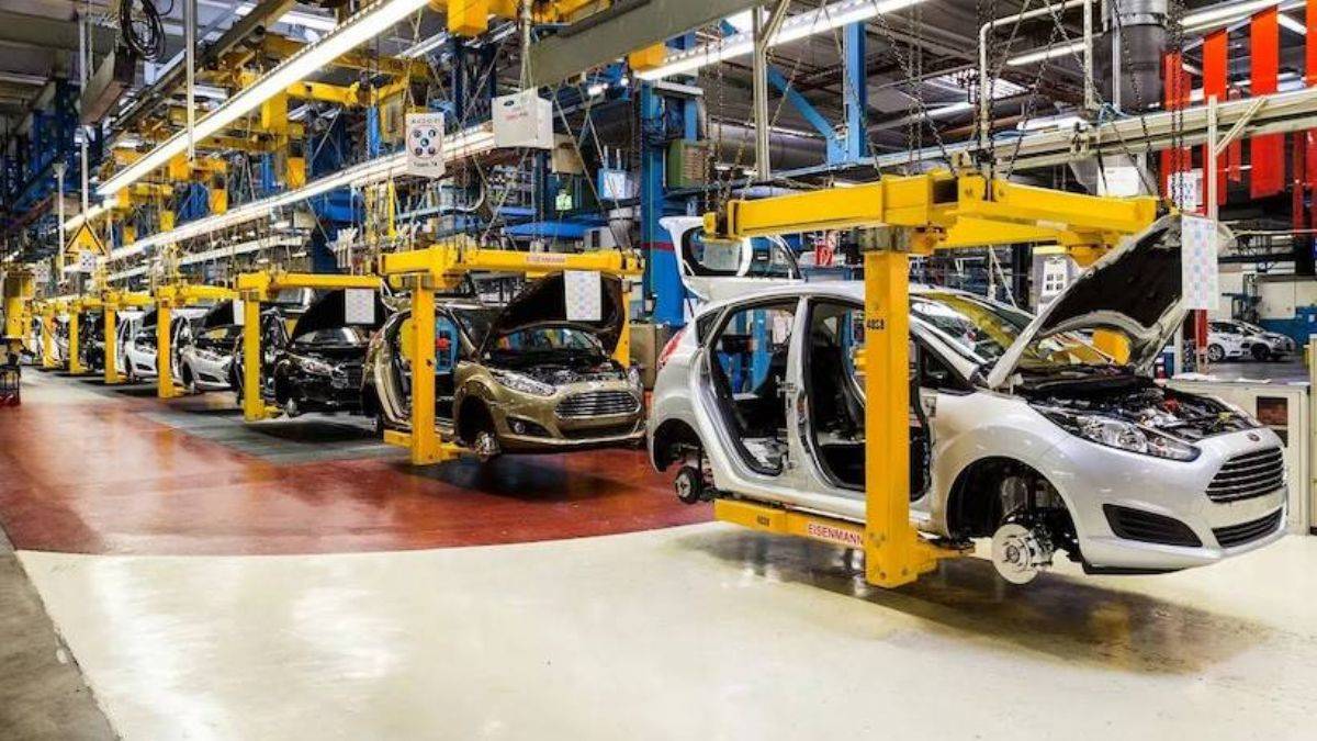 Ford, çip krizi yüzünden 8 fabrikasında üretimi durduruyor