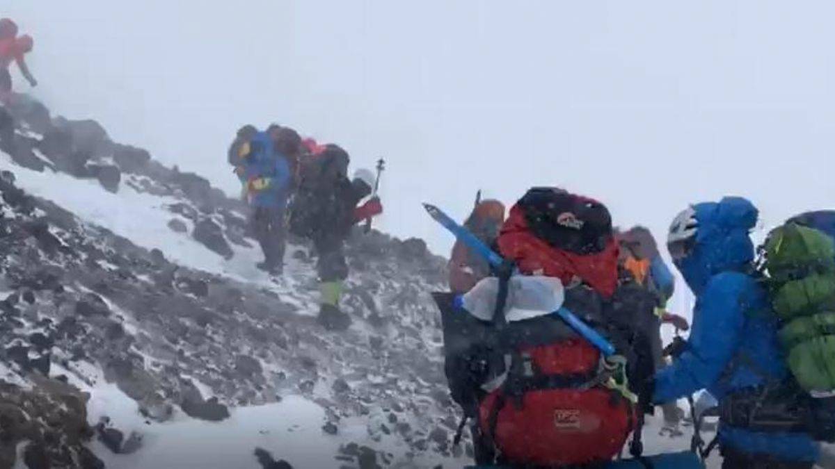 İranlı dağcılar Ağrı Dağı’nda ölümden döndü