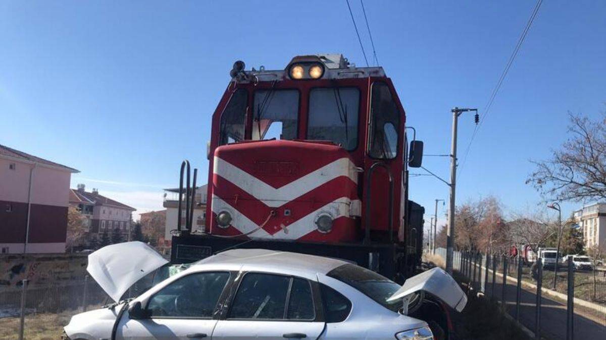 Yük treni 400 metre sürükledi: 1 ölü, 1 yaralı