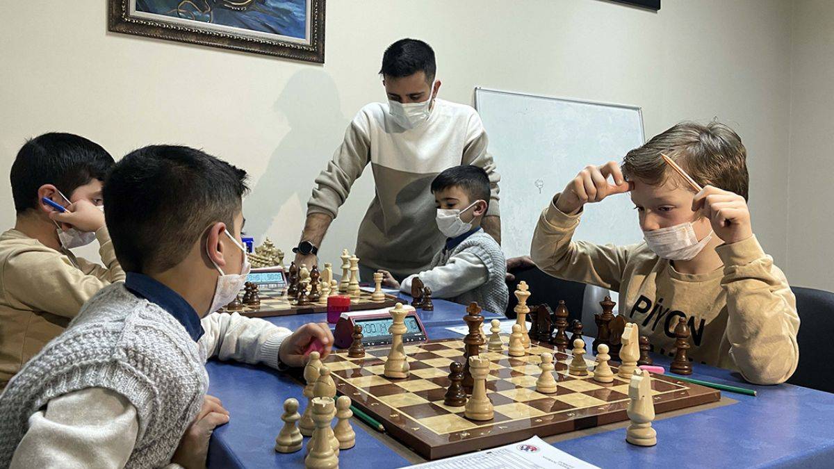 Doktor tavsiyesiyle başladığı satrançta il birincisi oldu