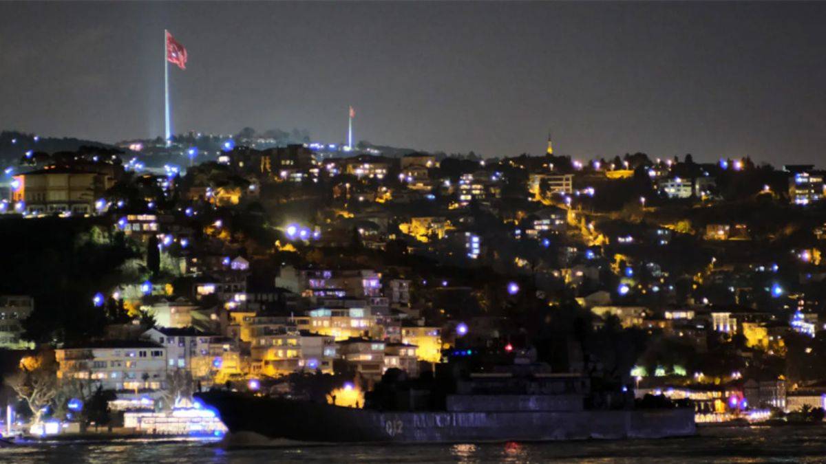 Rus savaş gemileri ışıklarını kapatıp Boğaz'dan geçti