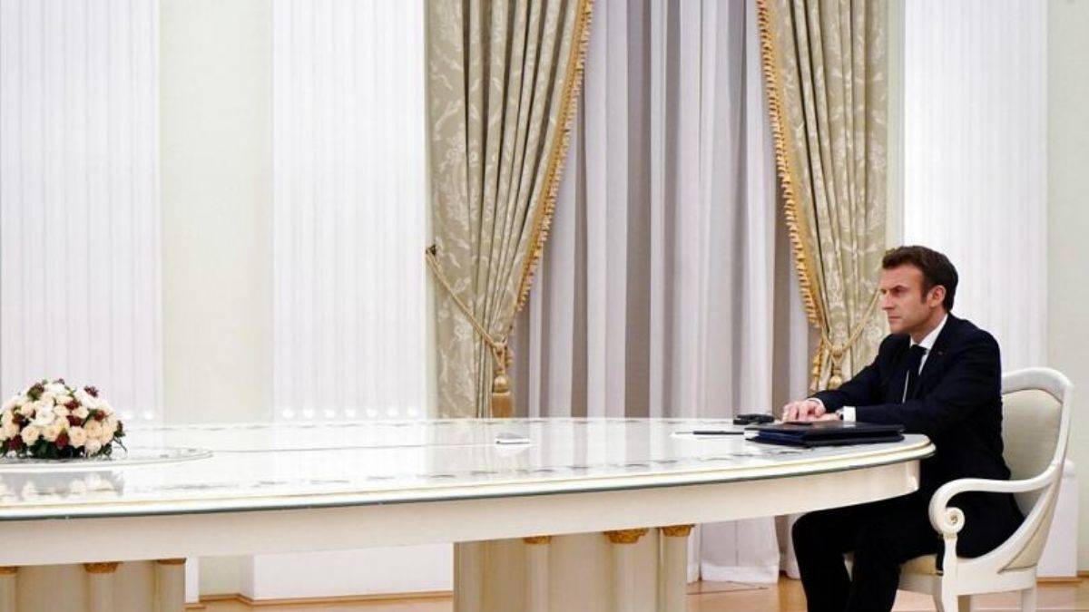 'Macron, DNA’sının ele geçmesini istemediği için uzun masaya oturdu'