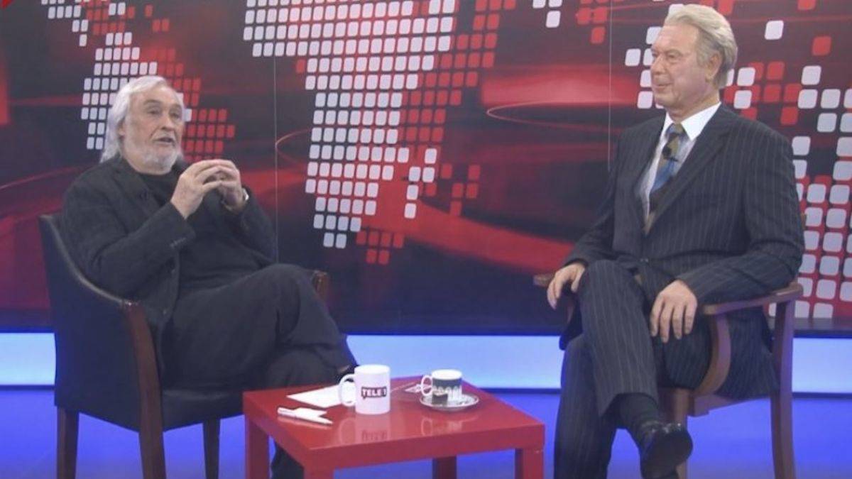 Müjdat Gezen, yayın yasağını Uğur Dündar'ın bal mumu heykeliyle konuşarak protesto etti