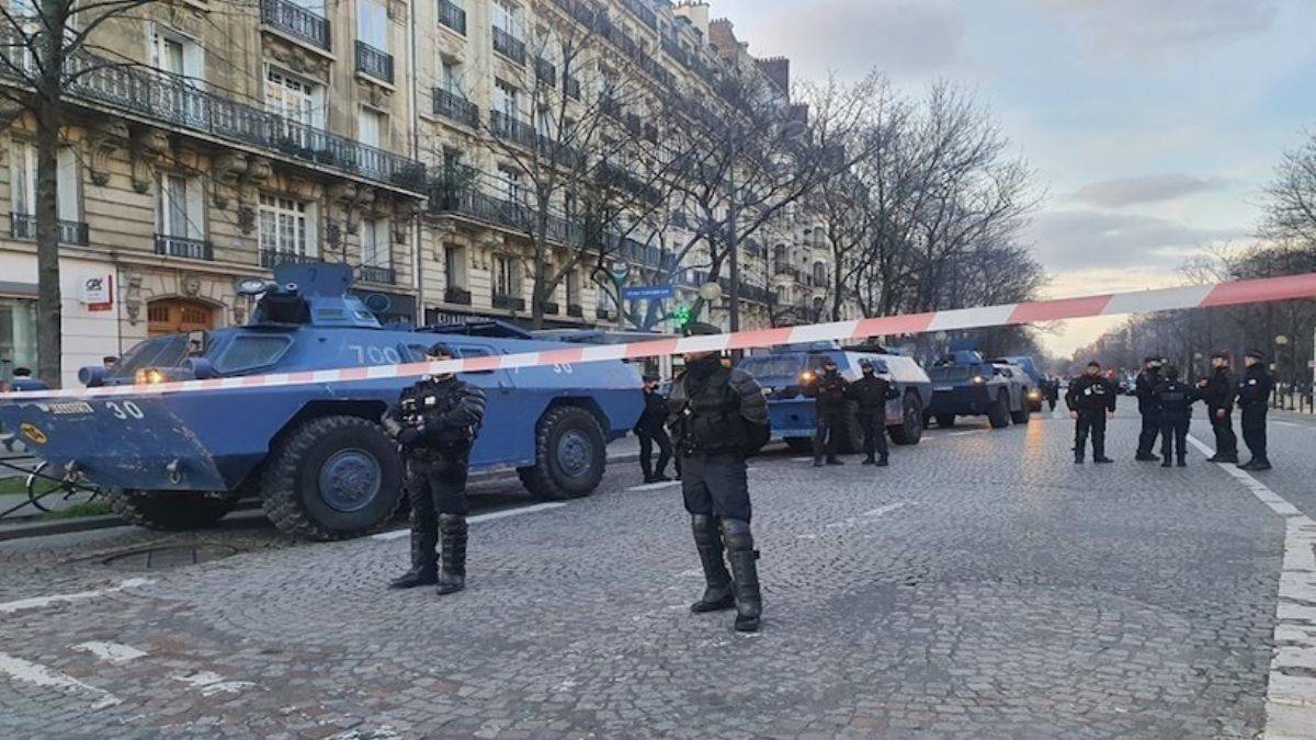 Paris'te büyük önlem! Polis kontrol noktaları oluşturdu