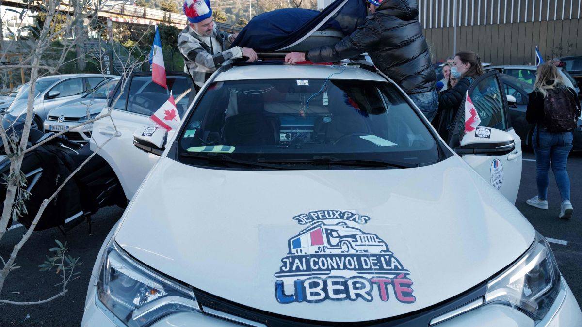 Fransa'da yasağa rağmen 'Özgürlük Konvoyu' Paris'in merkezine girdi