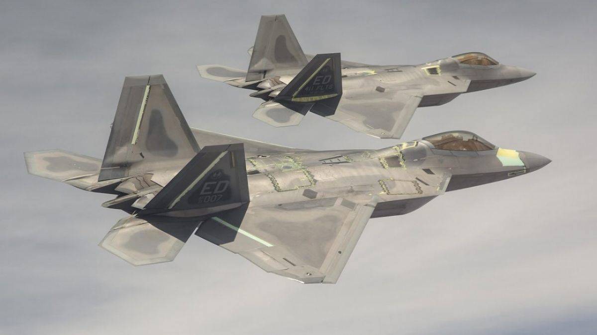 ABD'nin F-22 savaş uçakları BAE'ye indi