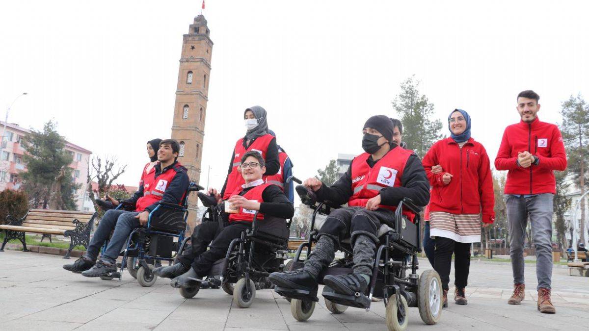 Kızılay ile “engelleri aşan gençler”