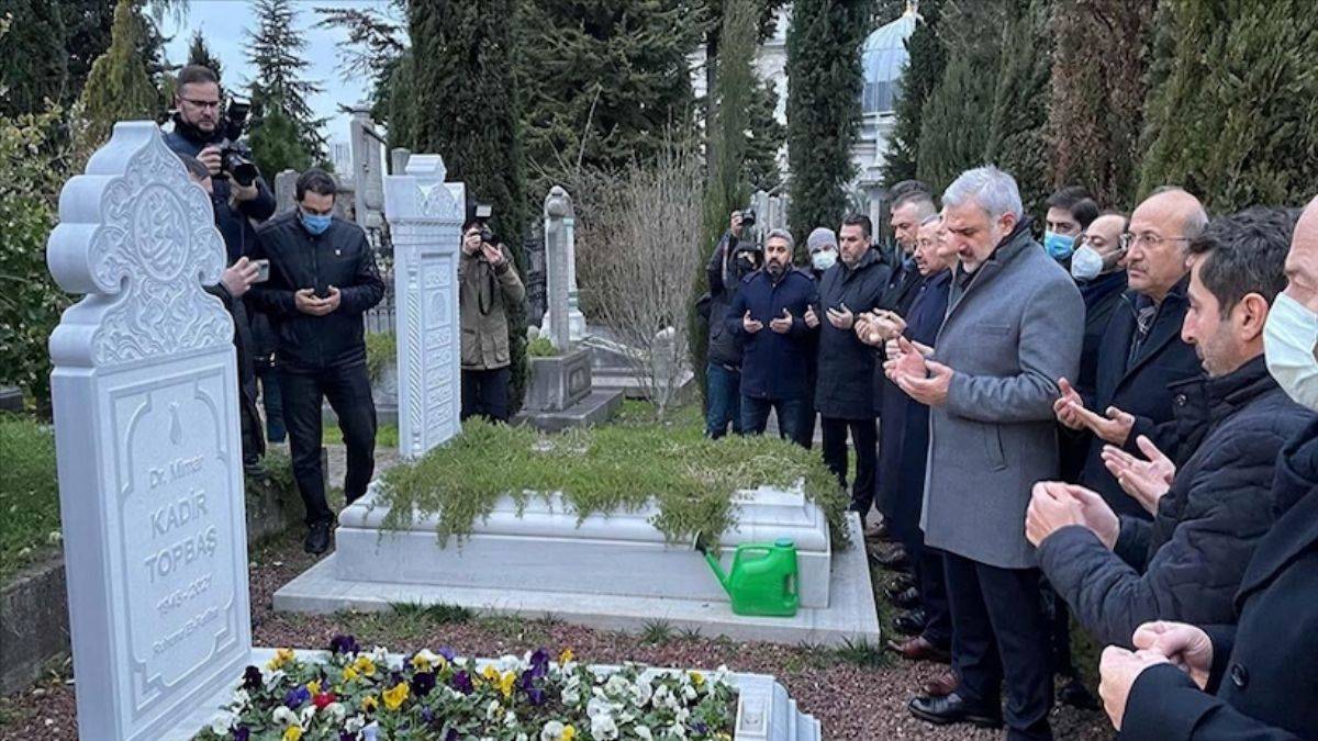 Kadir Topbaş, kabri başında anıldı