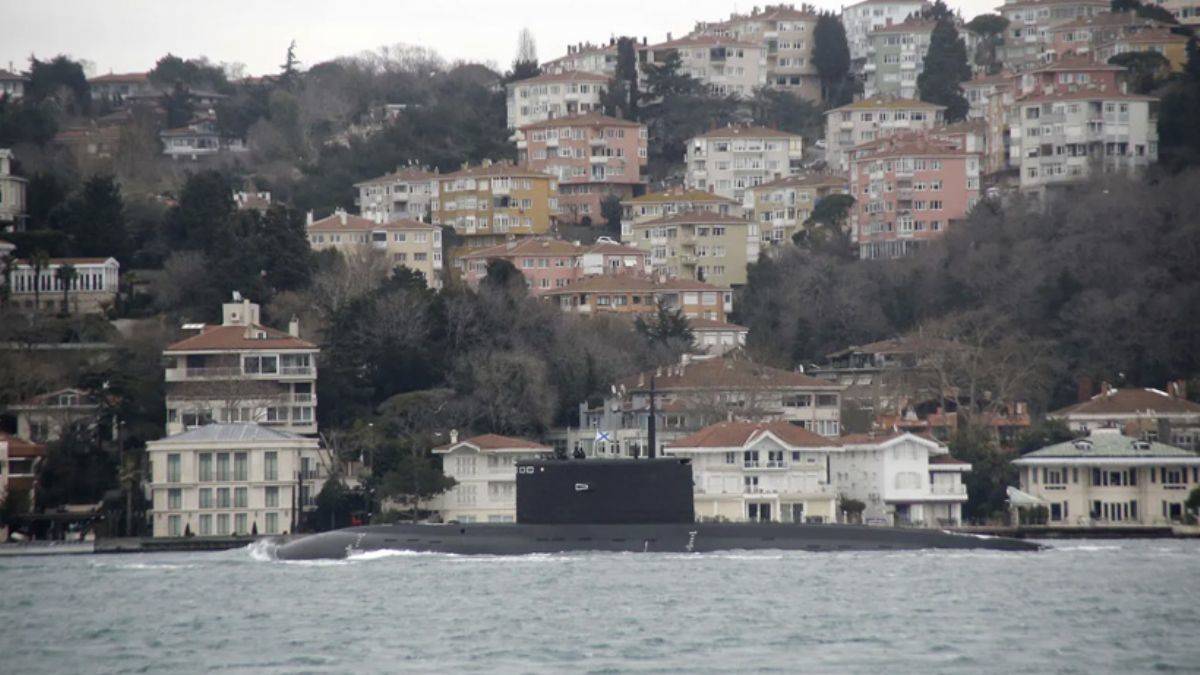 Rus denizaltısı İstanbul Boğazı'ndan geçti