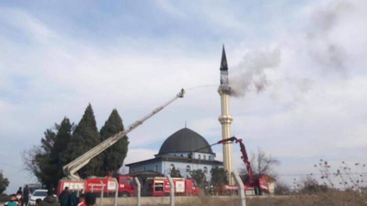 Minarenin külahı, yerine yerleştirilirken yandı