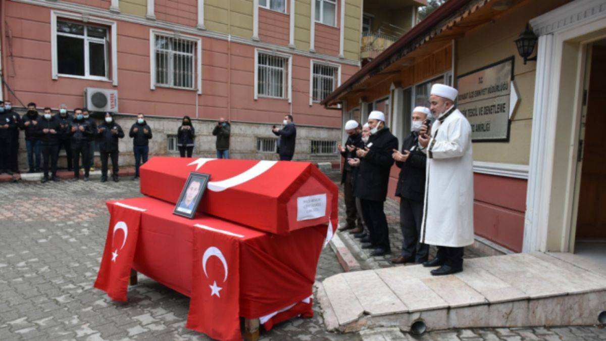 Görev başında kalp krizi geçiren polis hayatını kaybetti