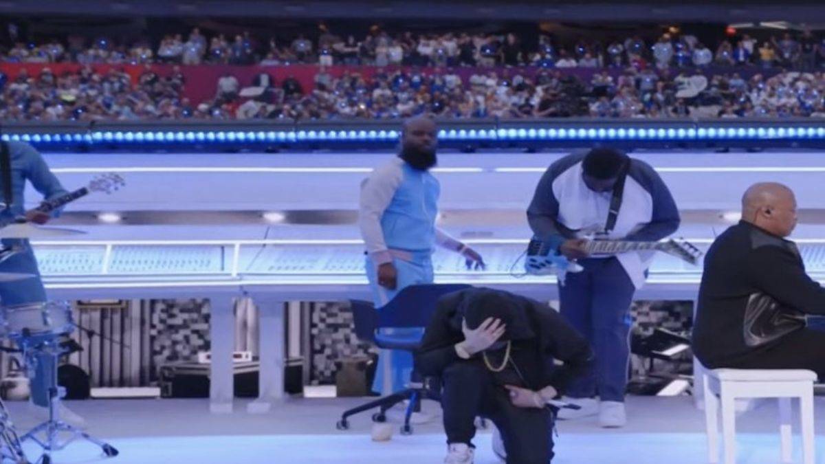 Ünlü rapçi Eminem, yasak uyarısına rağmen diz üstüne çökerek destek verdi