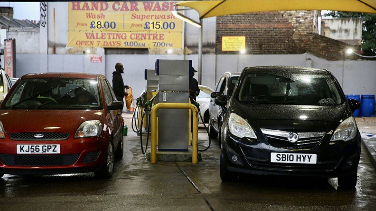 İngiltere'de akaryakıt krizi; fiyat artışı önlenemiyor