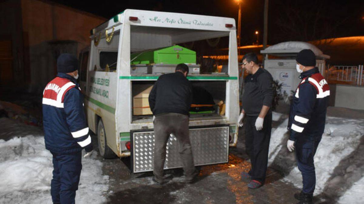 Öldürdükten sonra dışarıya çıkarak donmayı beklemiş