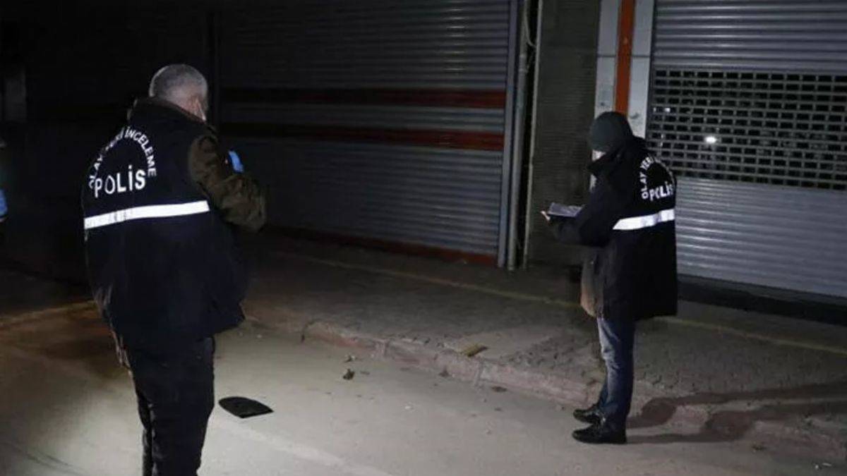 Adana'da bir otomobilin altına bırakılmış 3 EYP bulundu