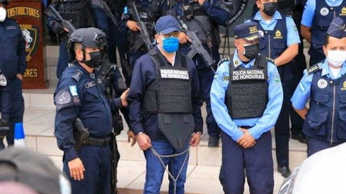 Eski devlet başkanı canlı yayında zincire vurularak gözaltına alındı