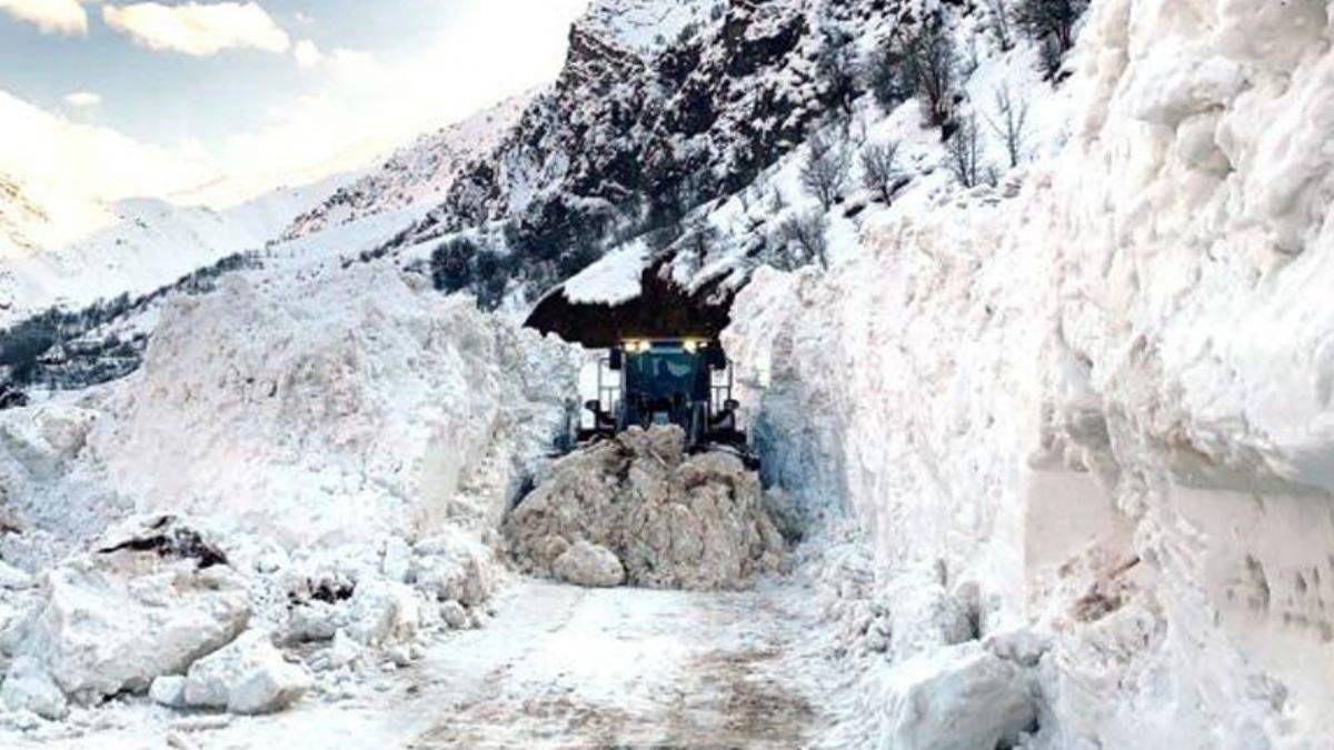 Hakkari'de 7 metre karın bulunduğu köy yolu ulaşıma açıldı