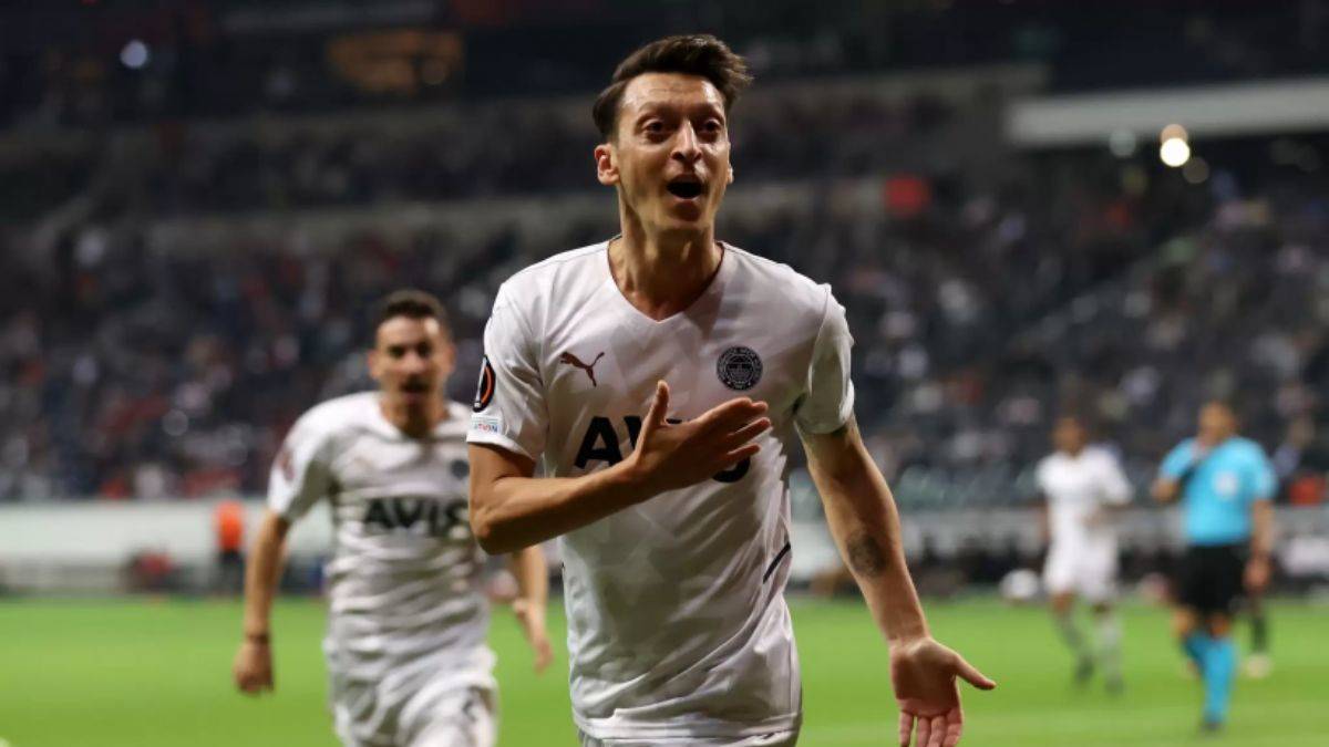 Mesut Özil Slavia Prag maçında oynayacak mı? Mesut Özil'in son durumu ne ?