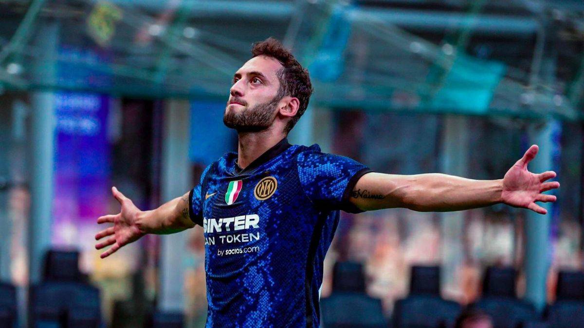 Eski futbolcu Wesley Sneijder'den Hakan Çalhanoğlu'na övgü