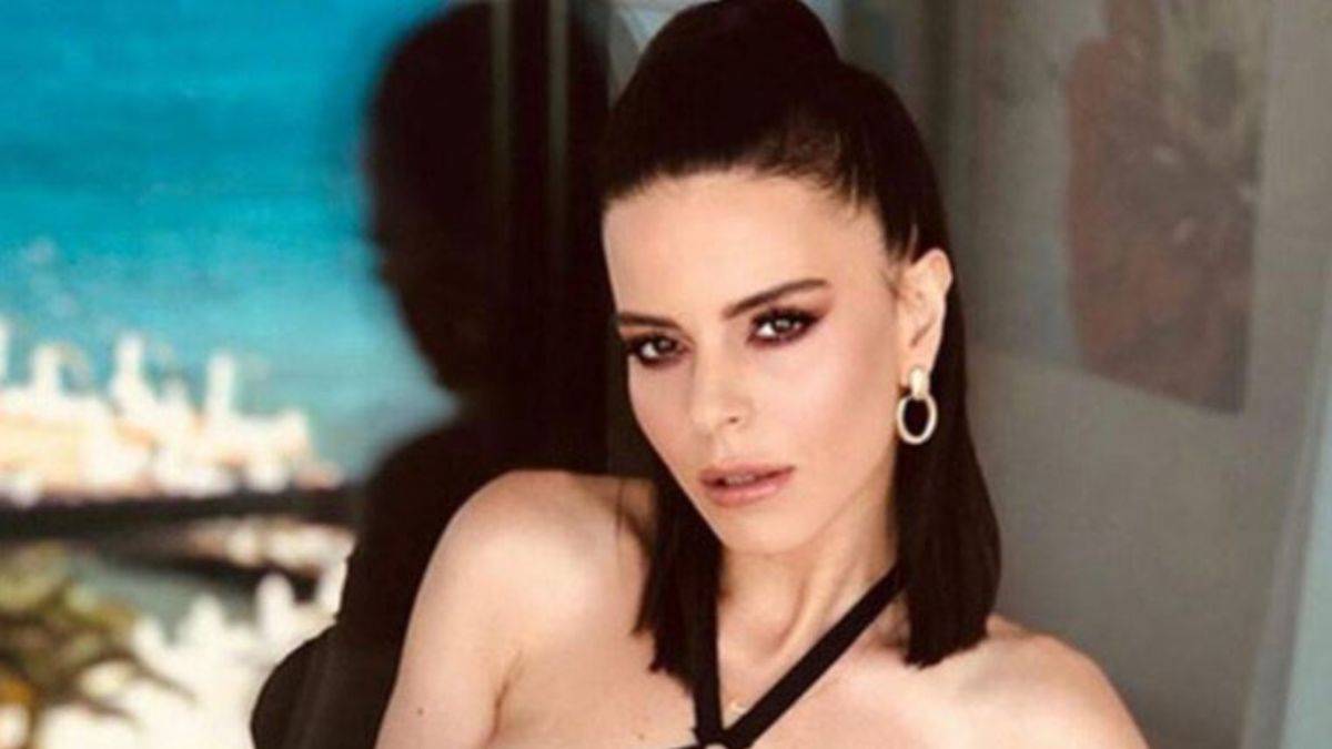 Simge - Kısaca | Simge Sağın - Kısaca şarkı sözleri | Simge Kısaca şarkısı söz müzik kime ait?