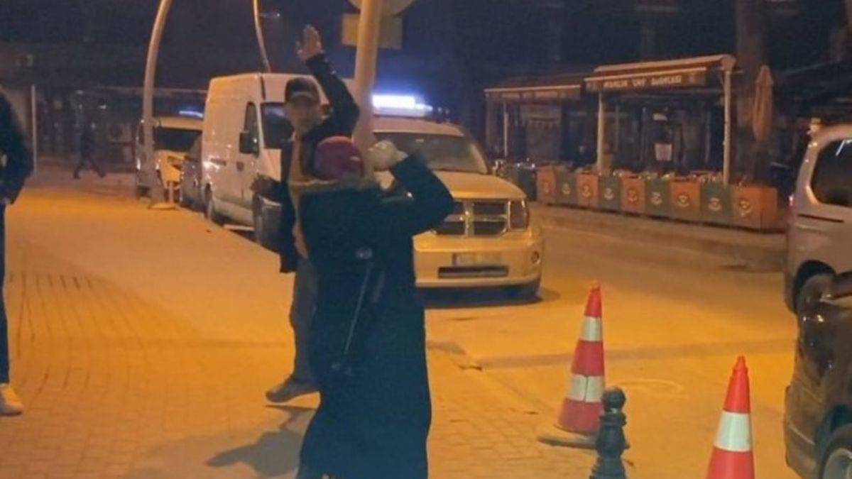 Öfkeli anne, ceza yiyen oğlunu çakarlı lambayla dövdü