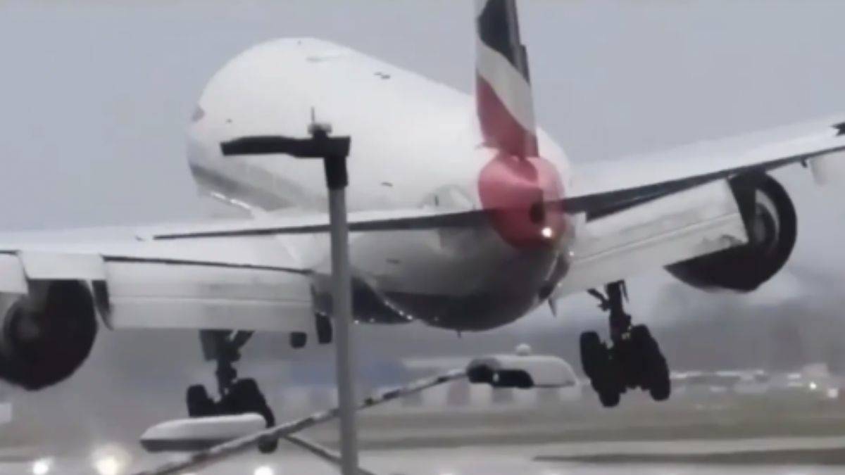 İngiltere'de fırtına: Uçakların inişteki zor anları görüntülendi