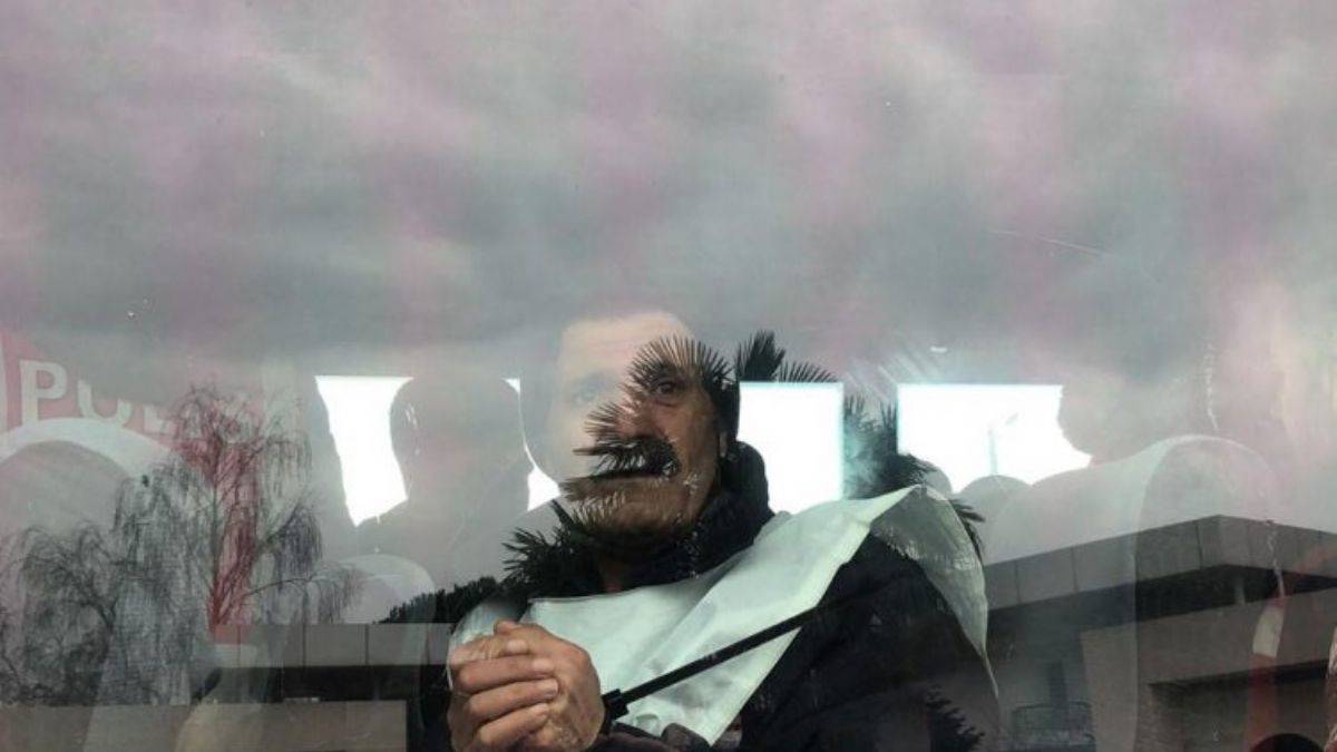 Migros işçisi Gülabi Aksu'nun kelepçelenmesi gündem oldu