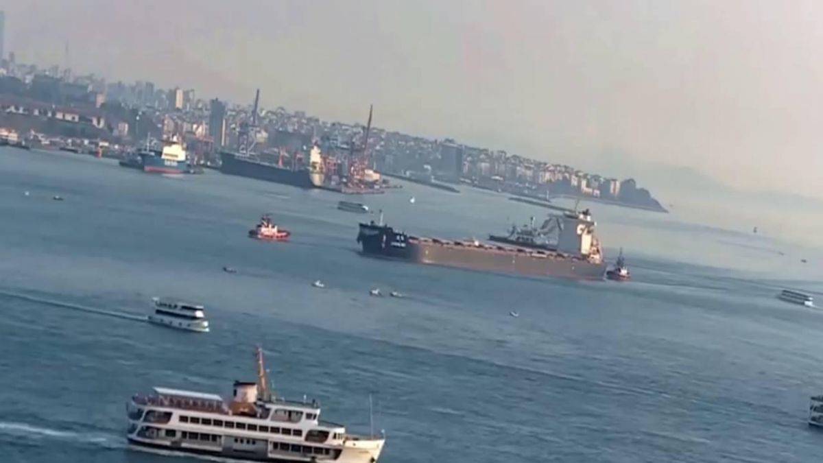 KGEM, İstanbul Boğazı'nda arıza yapan geminin görüntülerini paylaştı