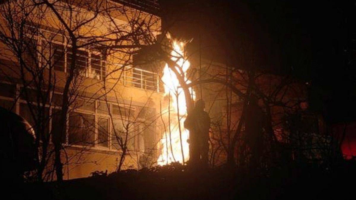 3 katlı binanın doğal gaz panosunda yangın