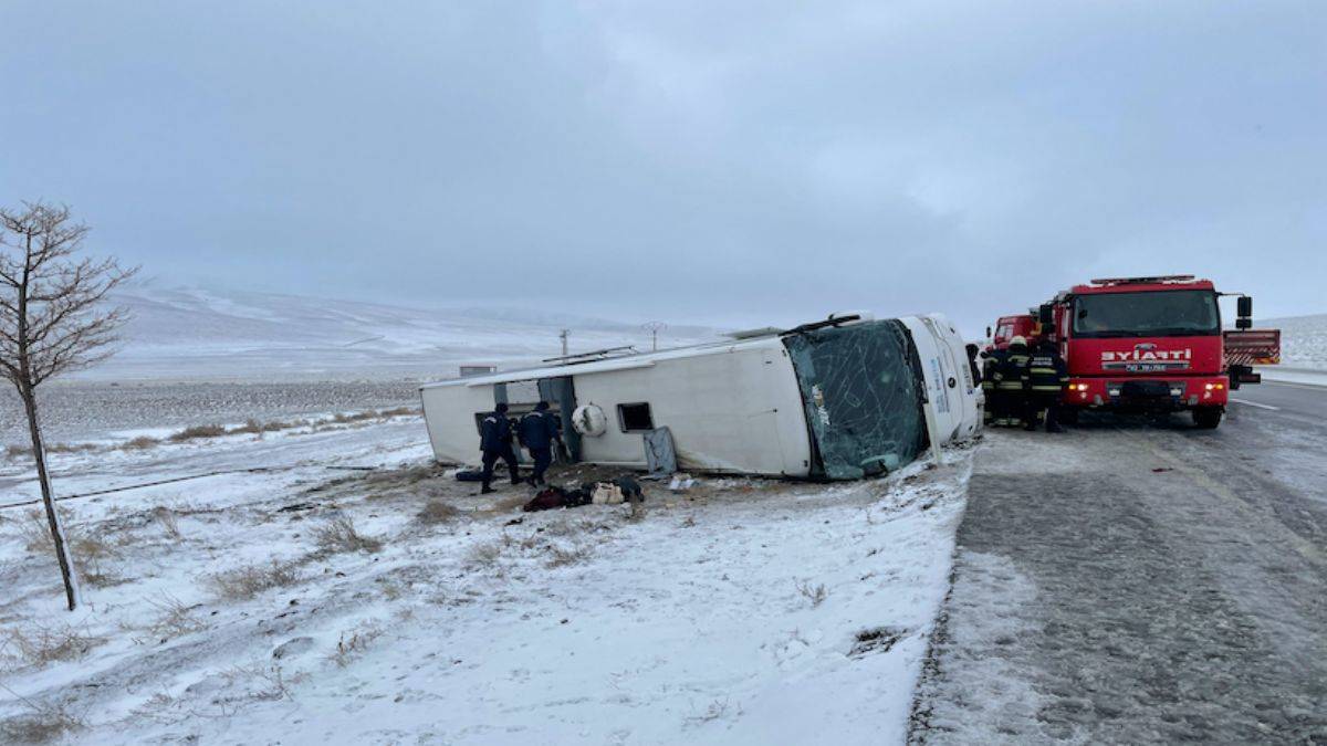 Tur otobüsü devrildi: Ölü ve yaralılar var