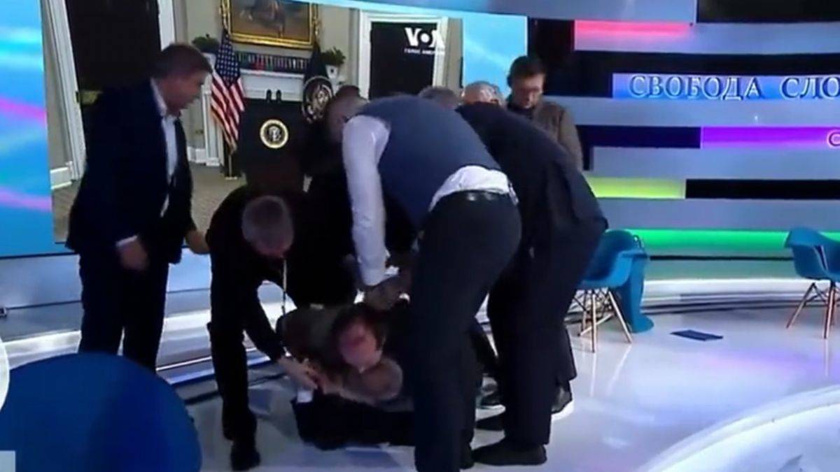 Ukraynalı vekil Putin'i savununca ortalık karıştı: Gazeteci canlı yayında saldırdı!