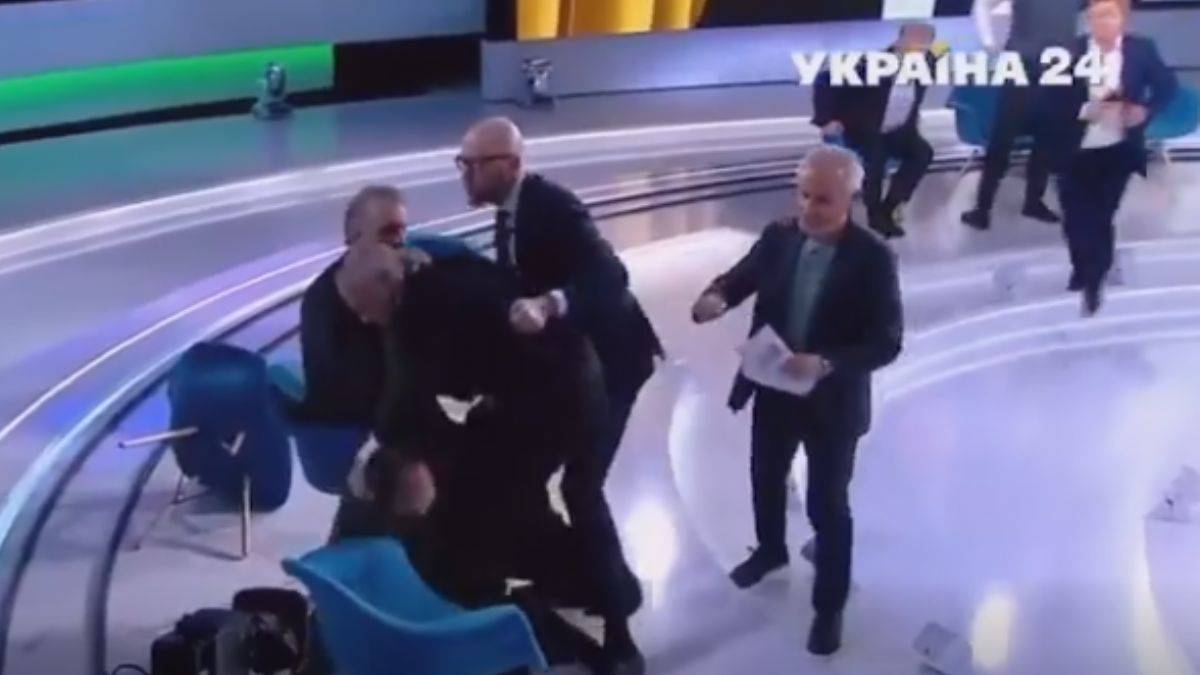 Putin’i övdü, tekme tokat dövüldü!