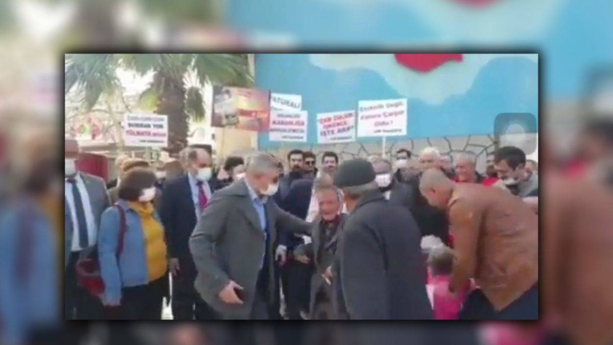 CHP'li vekil Ünlü'den fotoğraf karesine giren engelli vatandaşa: Ya şunu alın buradan ya!