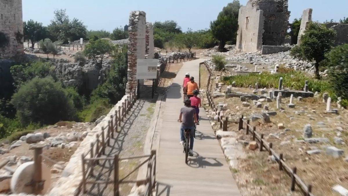 Erdemli, tarihi zenginlikleri ve doğal güzellikleri açısından önemli bir bölge.