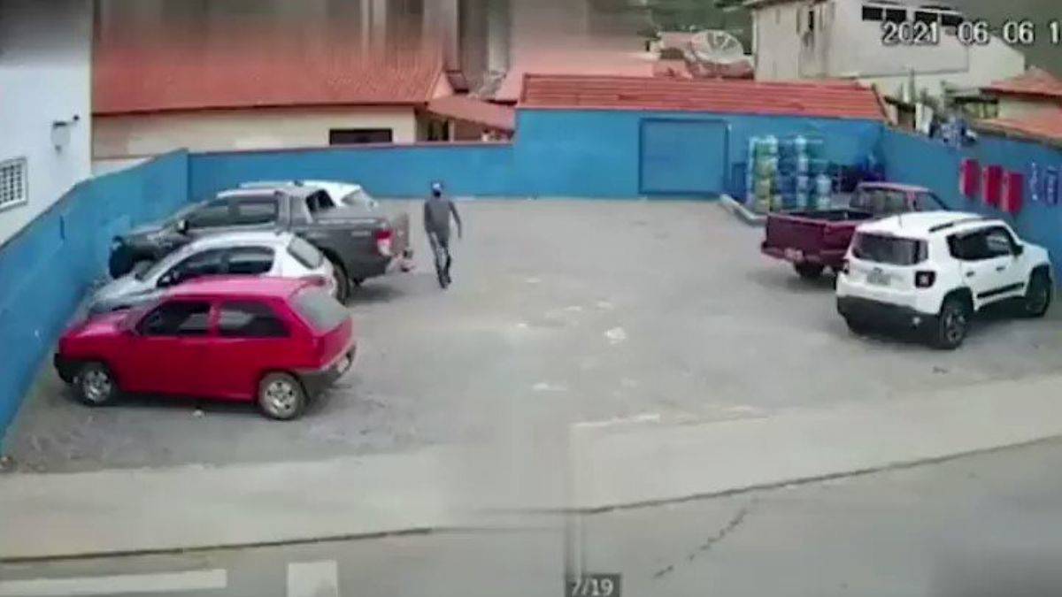 İzleyenler gözlerine inanamadı insana köpek çarptı